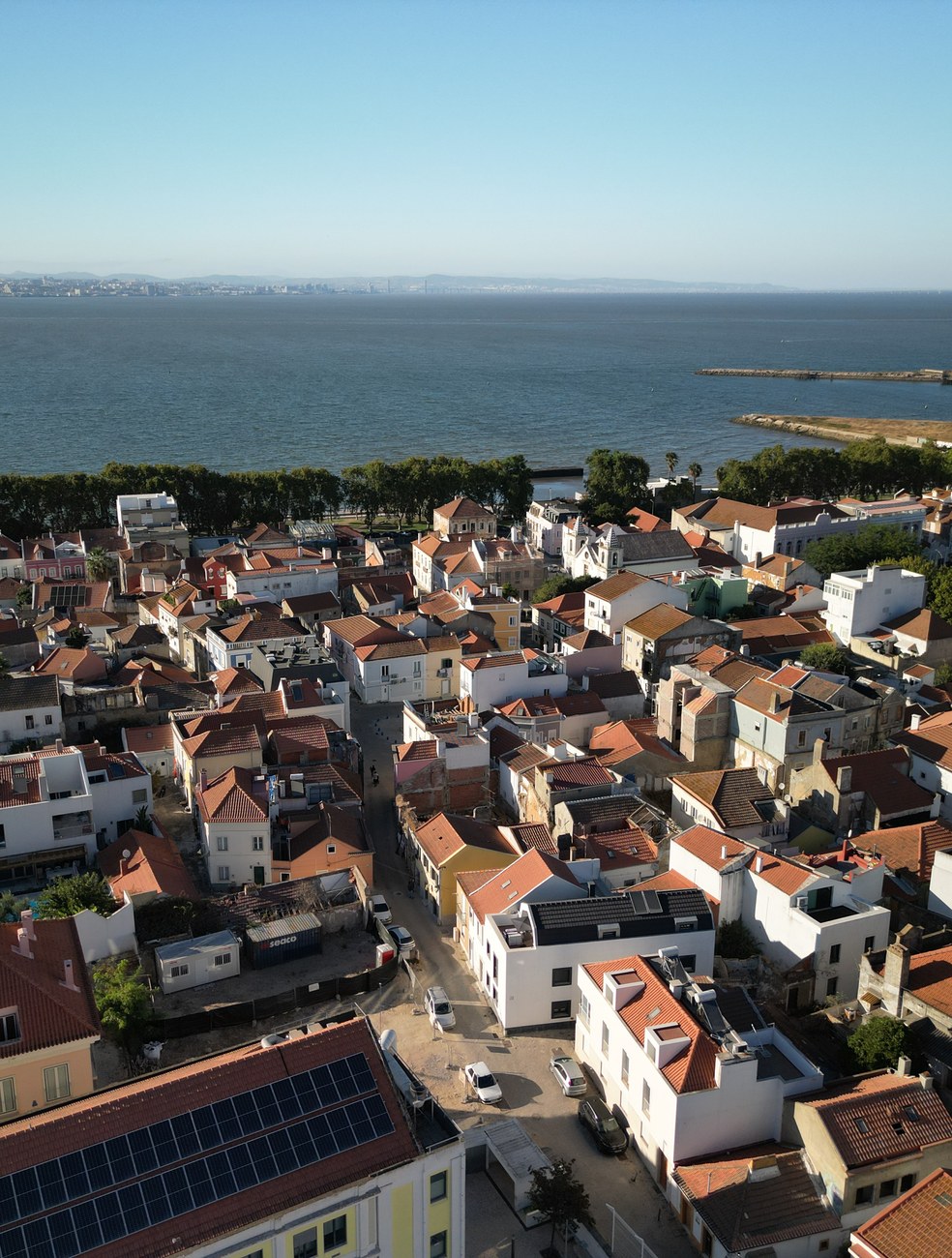Vista aérea da Margem Sul, com o Tejo ao fundo